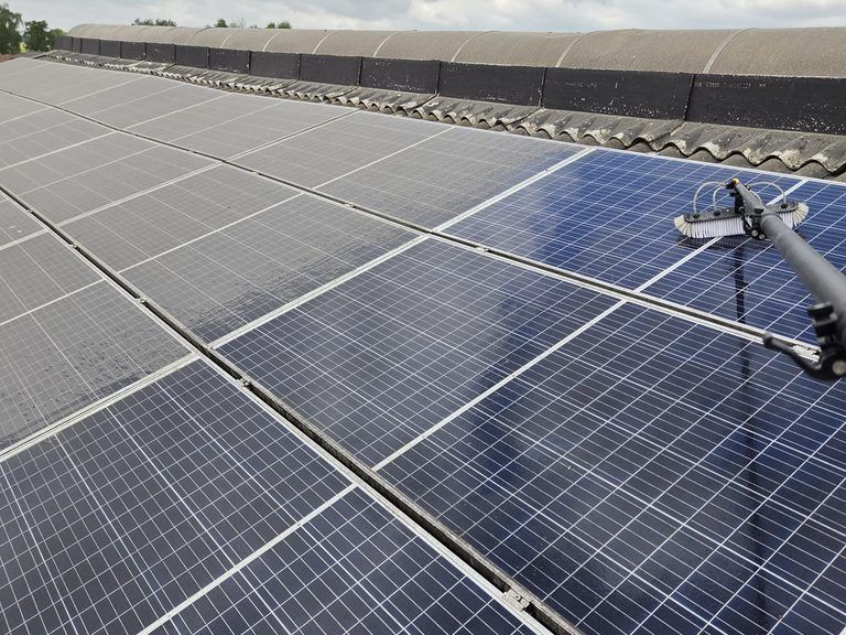 Zonnepanelen worden gereinigd met een zachte borstel